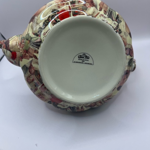 A Special Place, old-time Christmas teapot. - Picture 3 of 6